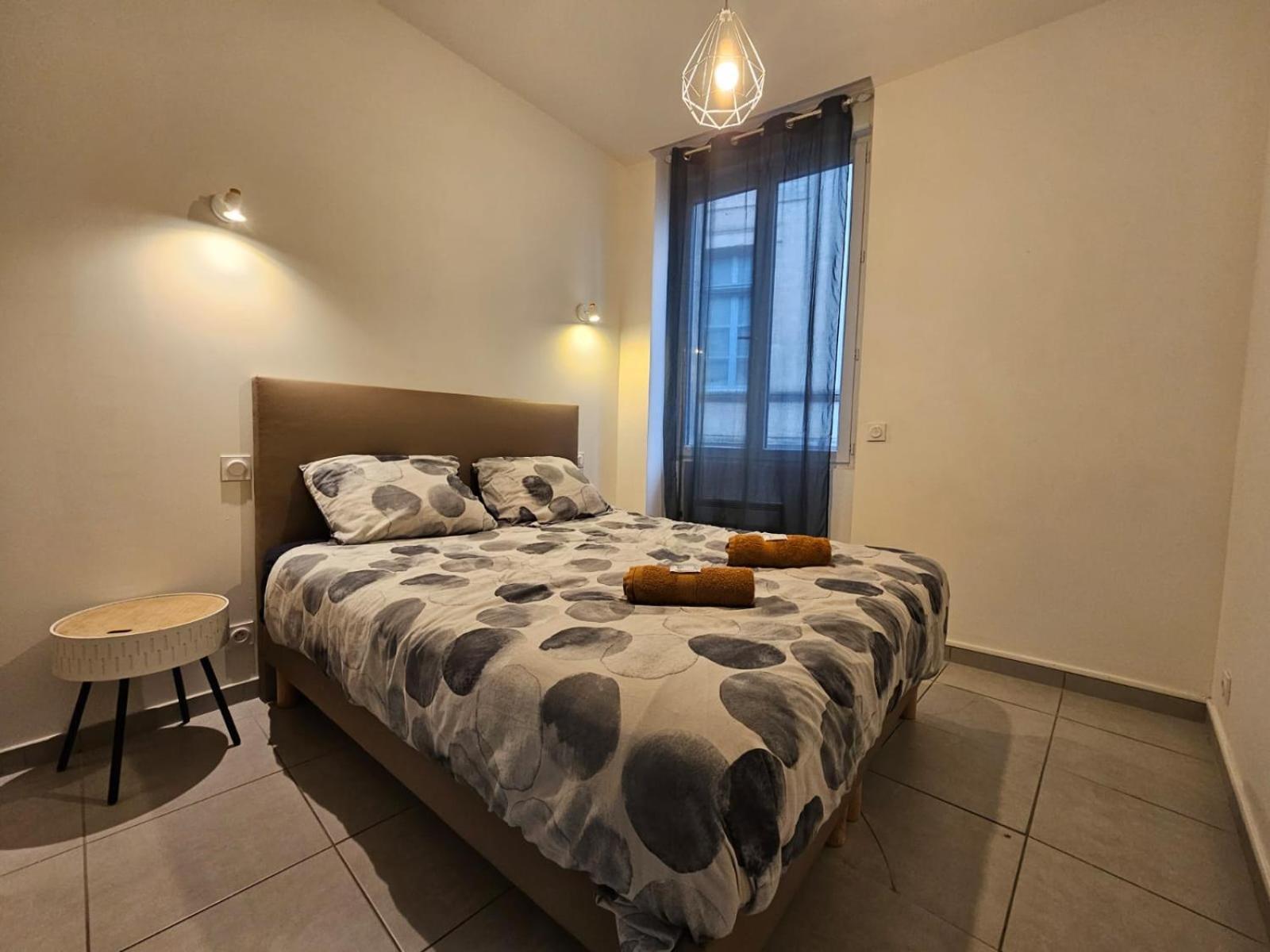 Le Contemporain-2 Chambres-Vue Eglise Saint Paul نيم المظهر الخارجي الصورة